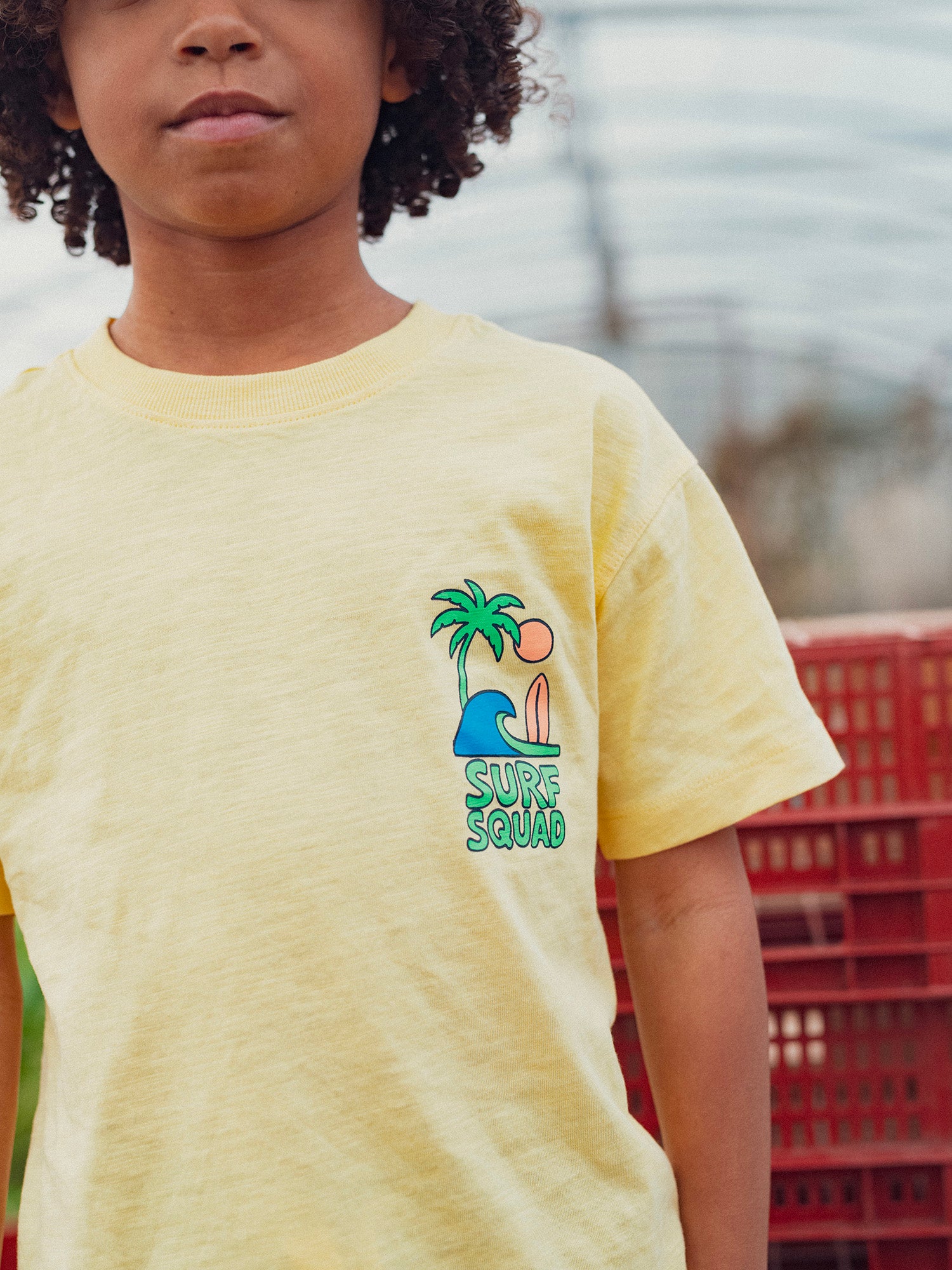 Gelbes T-Shirt mit Surf-Animation für Jungen