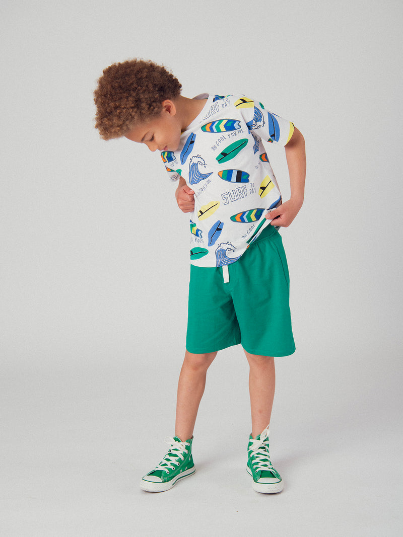 Weißes T-Shirt und grünes Shorts Set mit Druck für Jungen