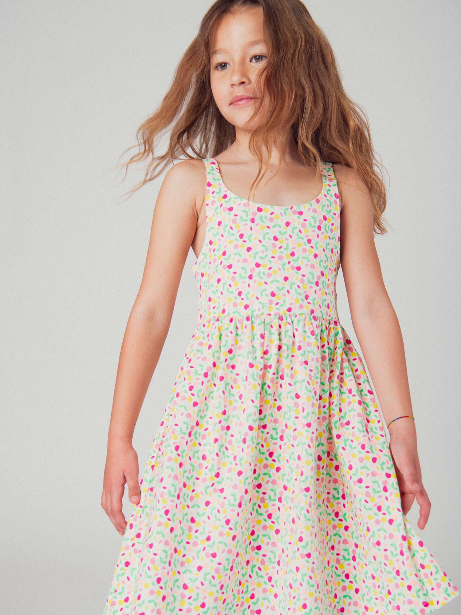 Robe à bretelles imprimé cerises colorées pour fille