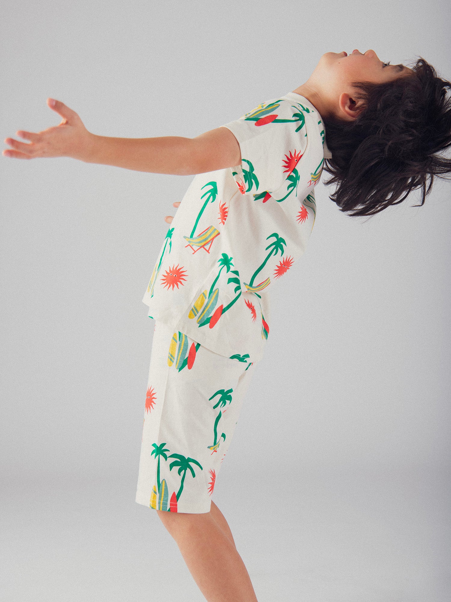 Kurzpyjama mit "Tropischer Strand"-Druck für Jungen