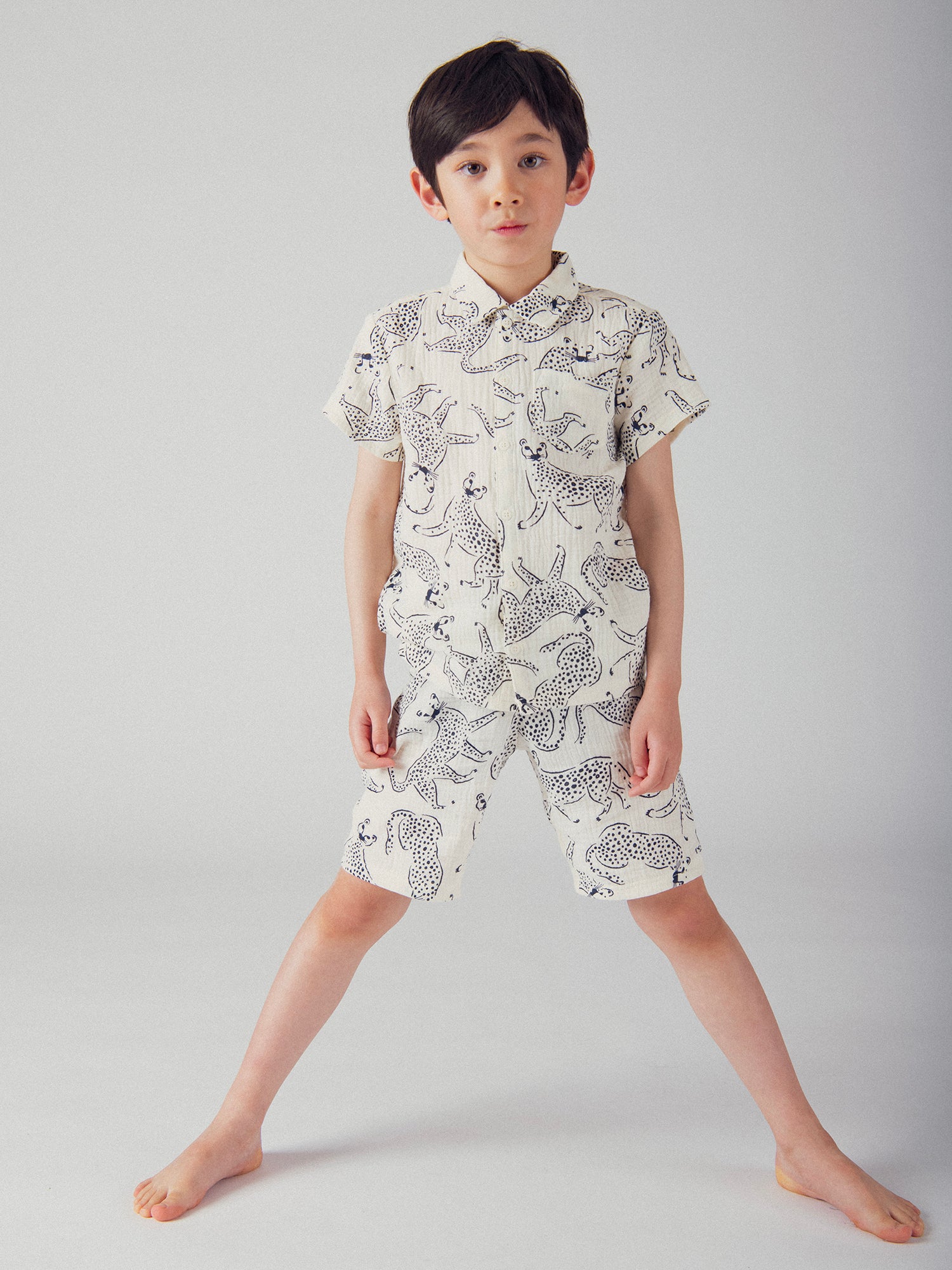 Kurzer Hemd-Pyjama mit "Blaue Leoparden" Druck für Jungen