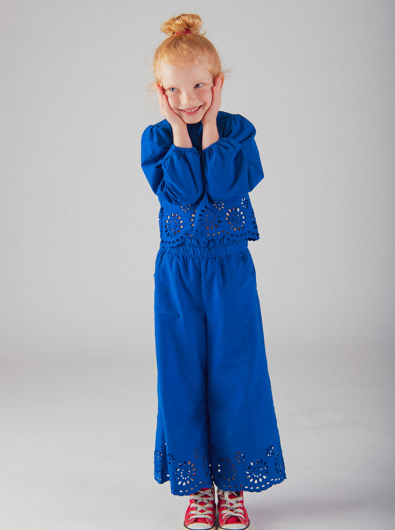Pantalon bleu à broderie anglaise pour fille