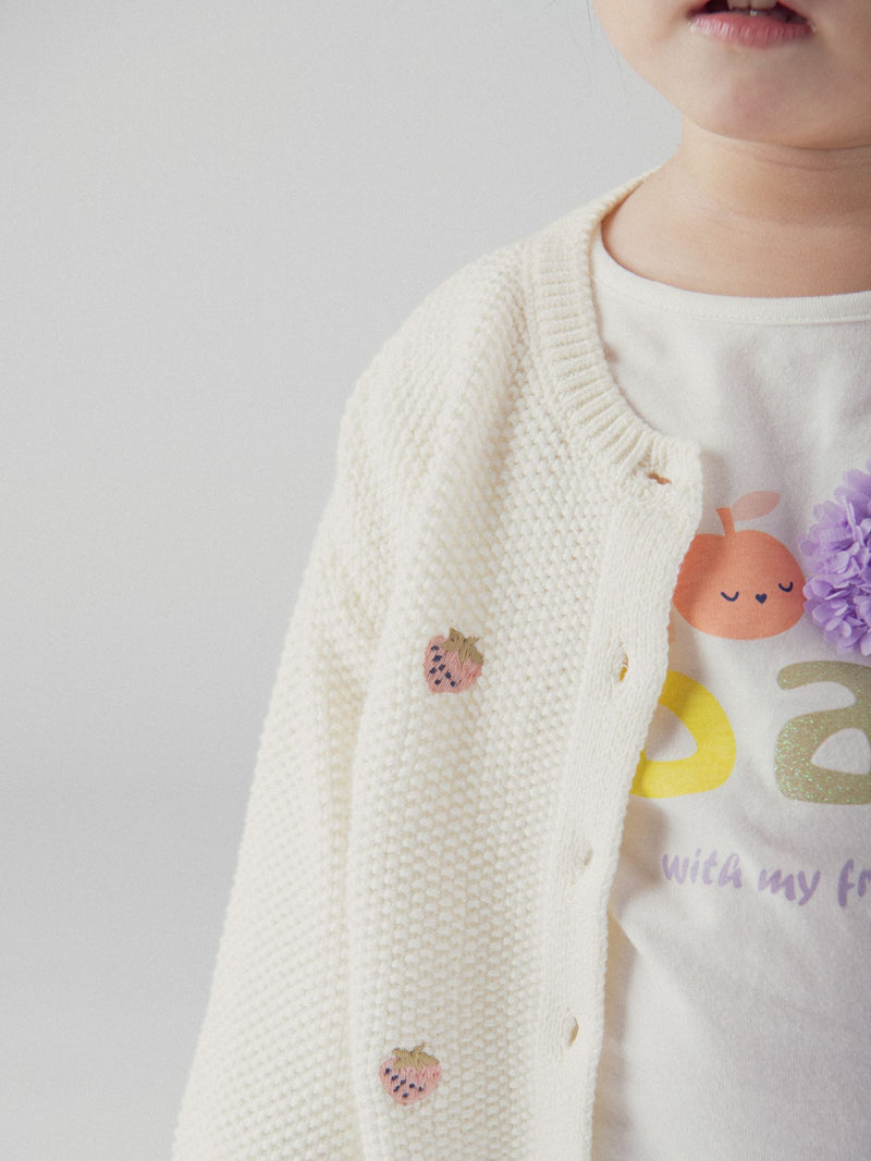 Strickjacke in Ecru mit Erdbeerstickerei für Mädchen