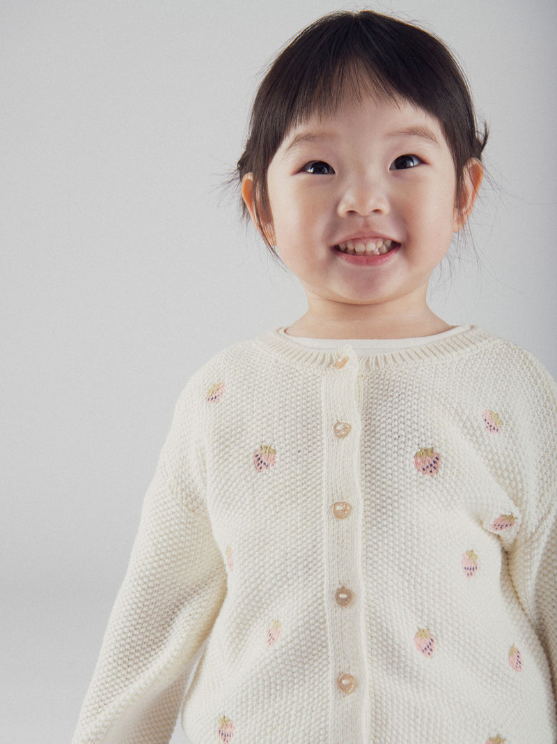 Strickjacke in Ecru mit Erdbeerstickerei für Mädchen