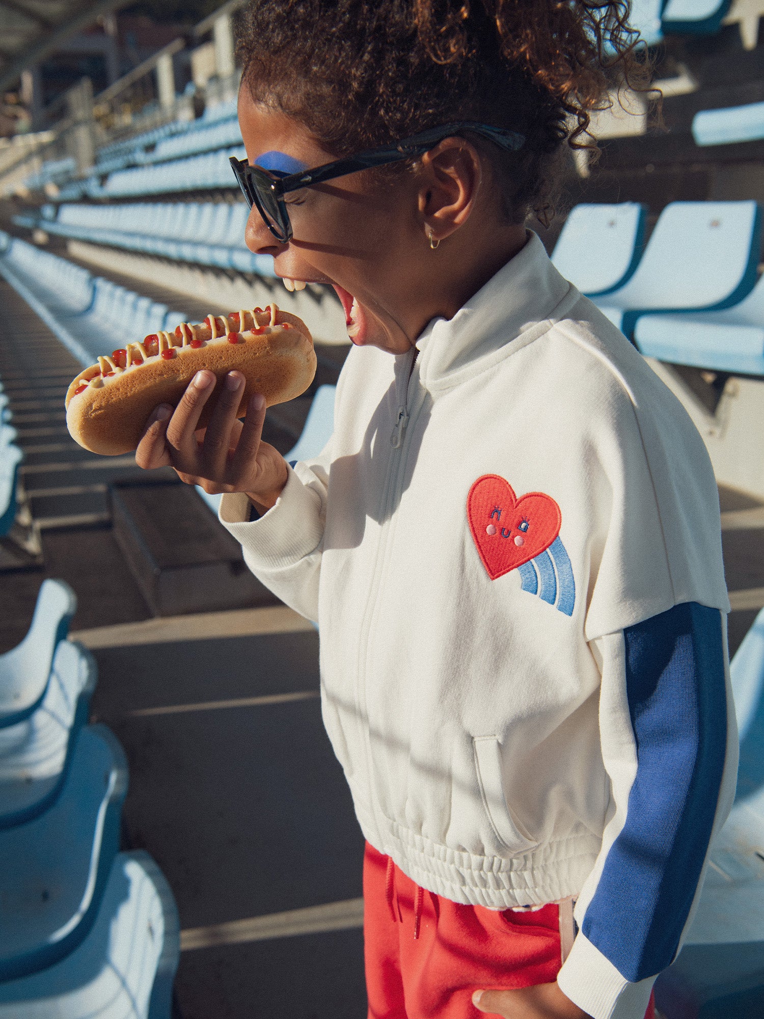 Cardigan écru zippé avec badge poitrine pour fille