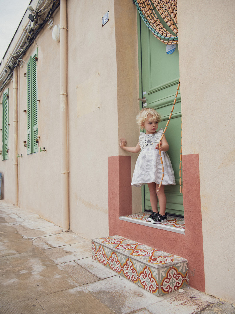 Robe rayée et brodé à épaules volantées avec bloomer pour bébé fille