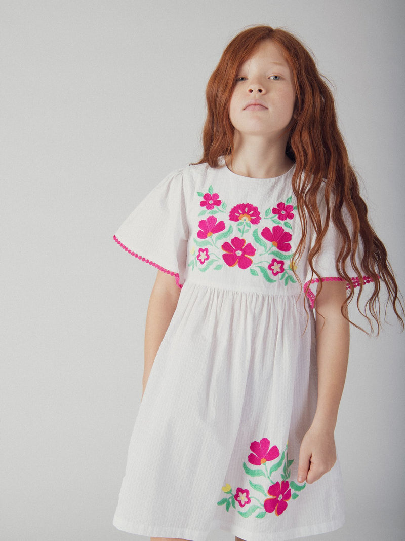 Weißes Kleid mit floralen Stickereien für Mädchen