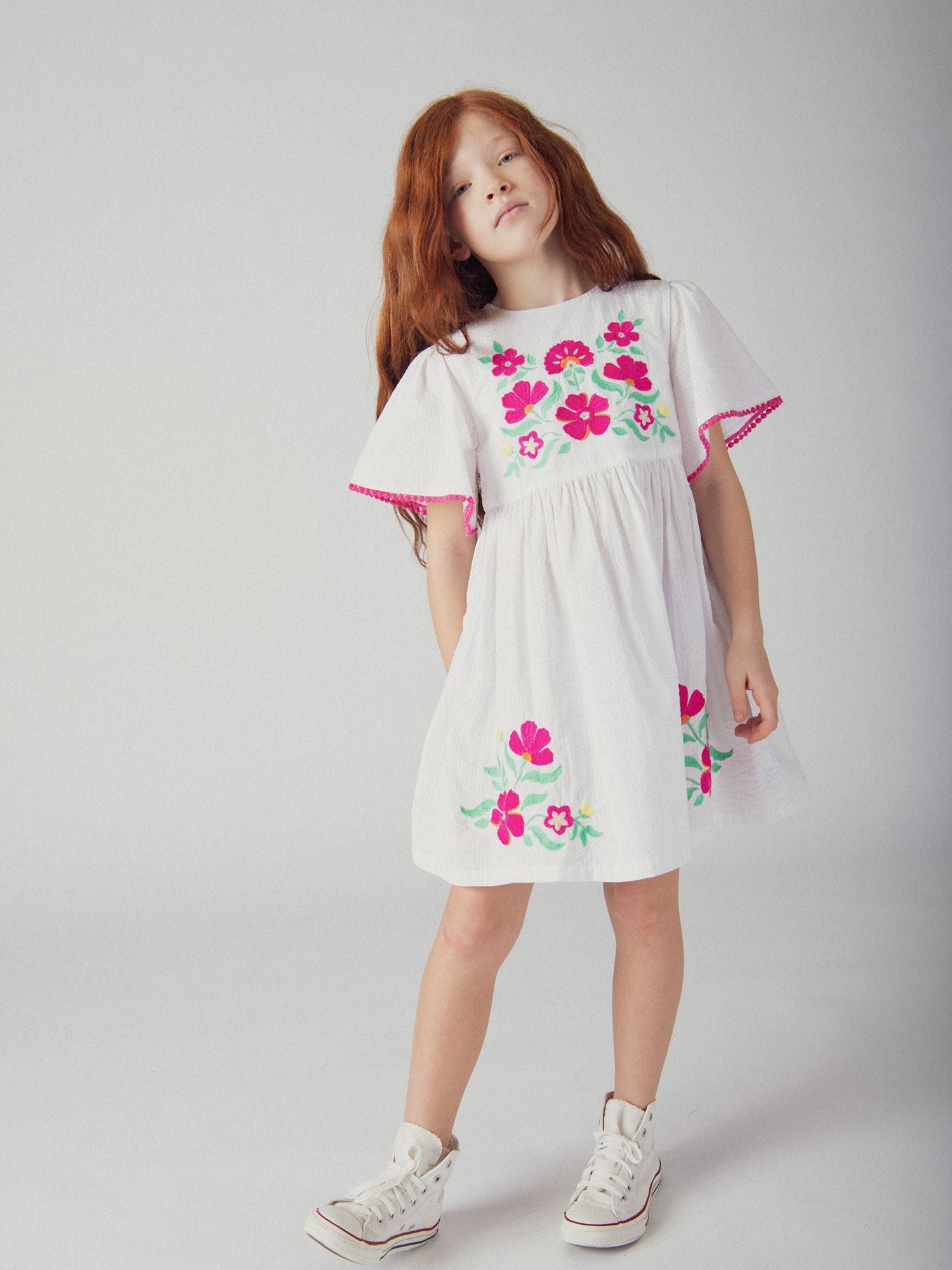 Robe blanche à broderies florales pour fille