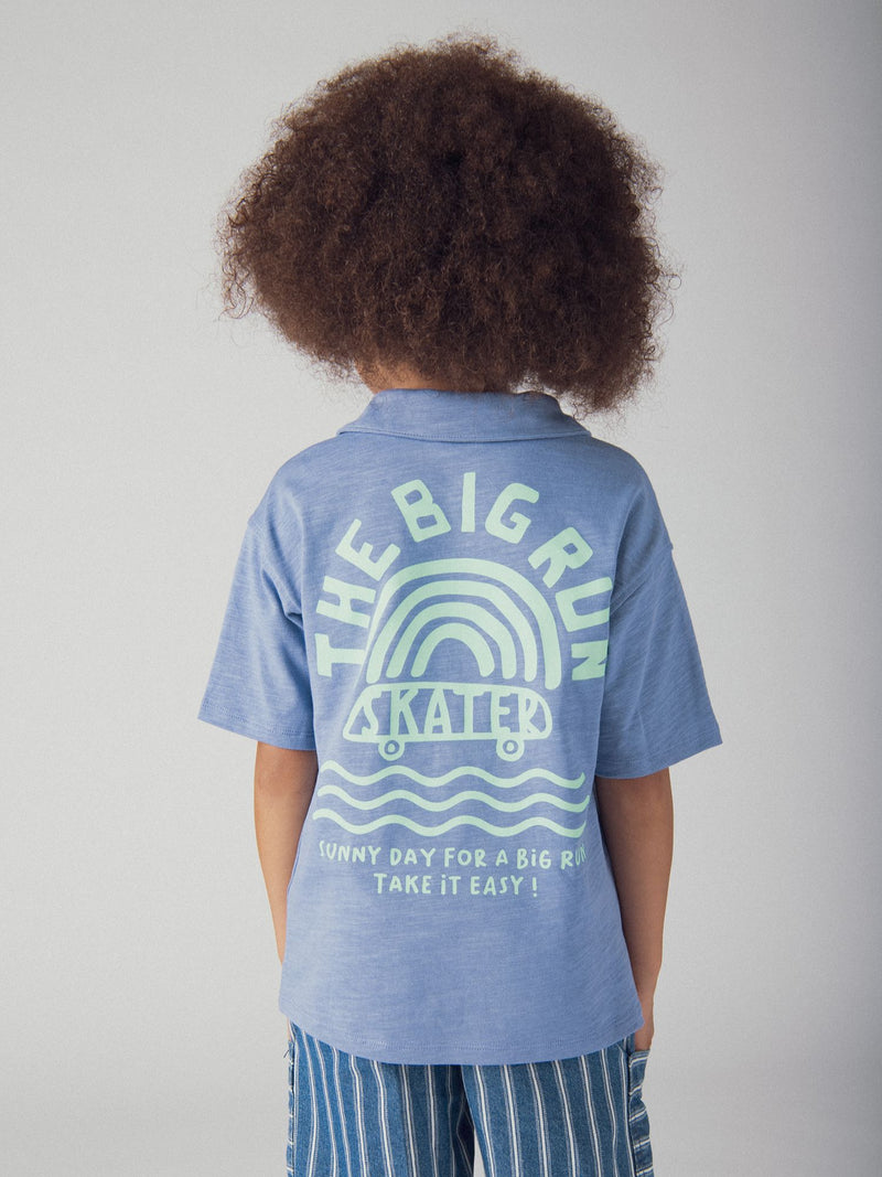 Blaues T-Shirt mit Animation auf dem Rücken für Jungen