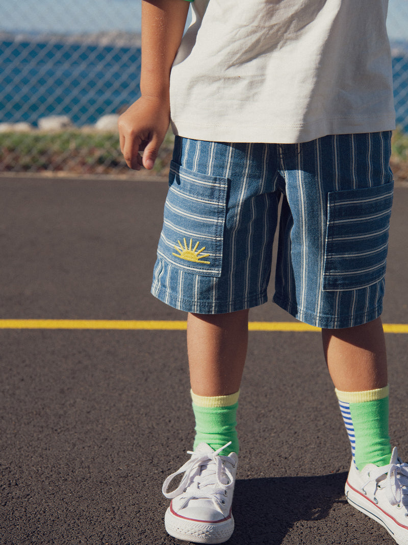 Gestreifter blauer Jungen-Bermuda mit Taschen