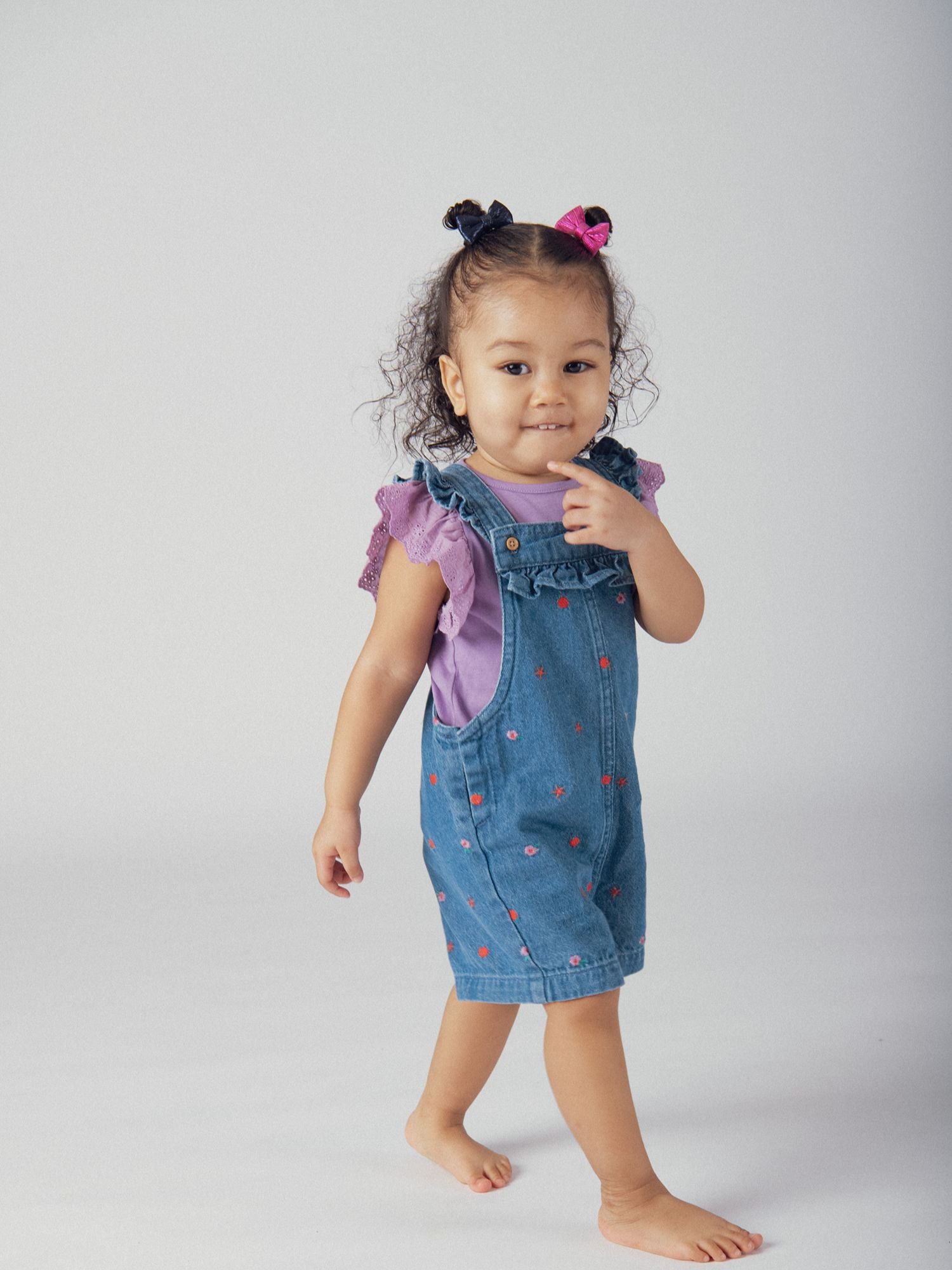 Salopette à volant courte en denim avec broderie "floral" et "fruité" pour bébé fille