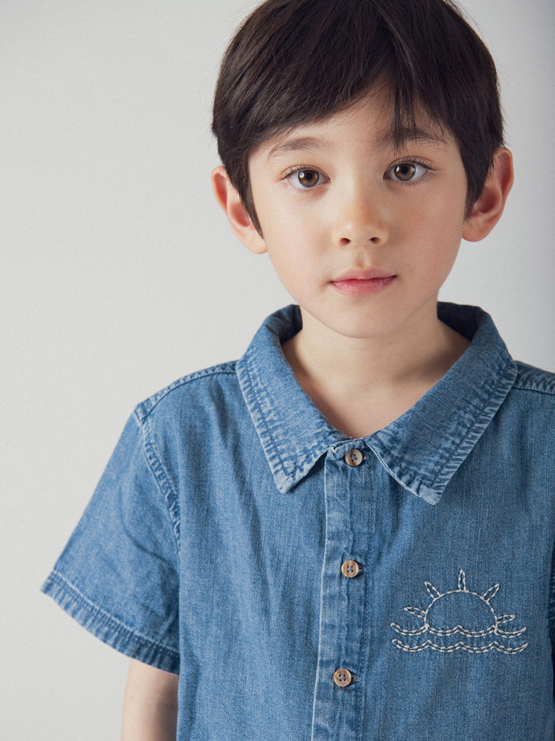Blaue Denim-Hemd mit Sonnenstickerei für Jungen