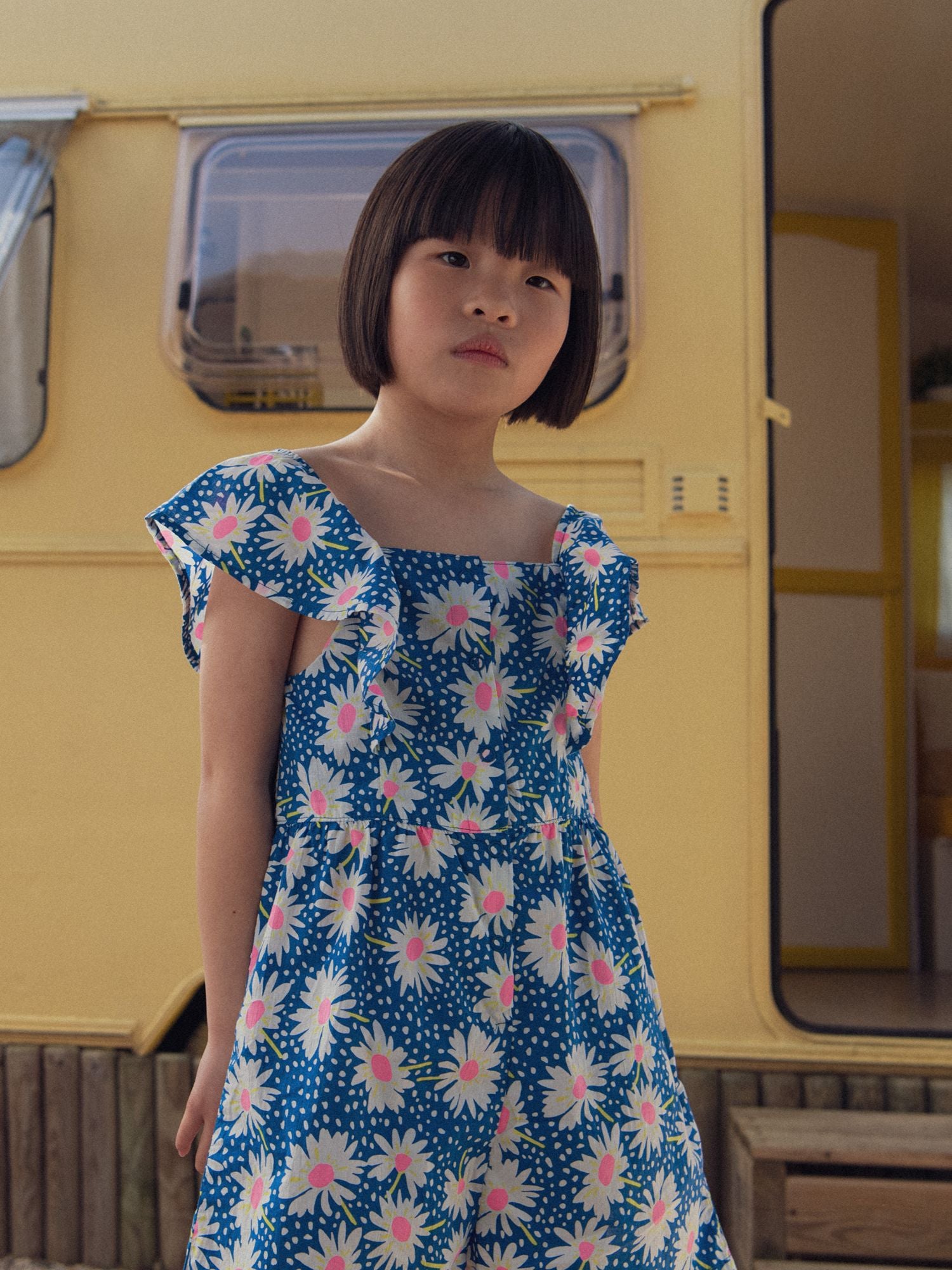 Blauer Kombinationsanzug mit Blumenmuster für Mädchen