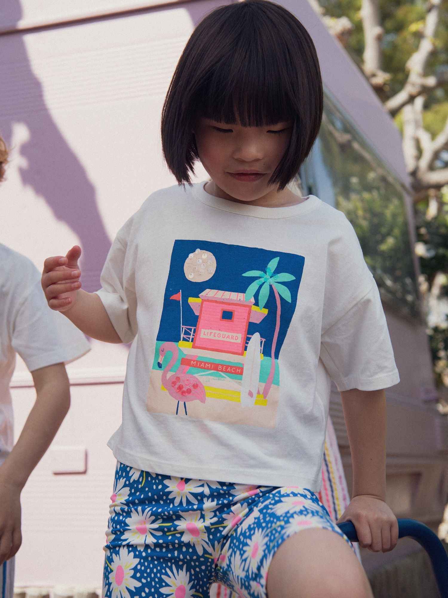 Ecru T-Shirt mit Strand-Animation für Mädchen