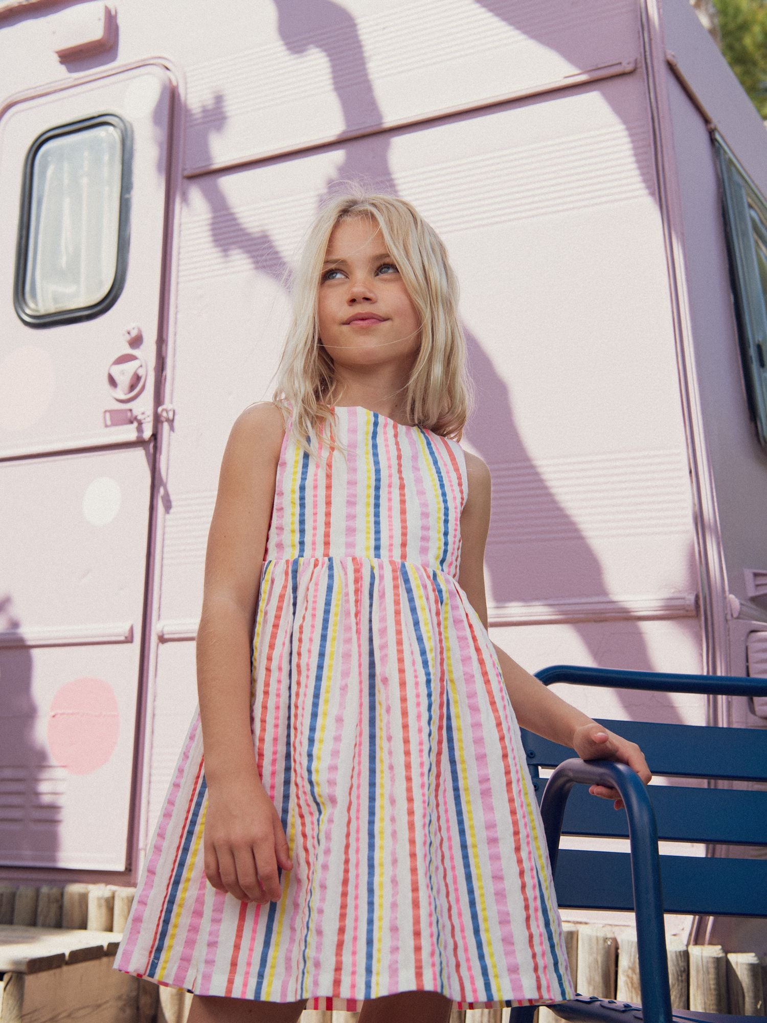 Ecrufarbene Kleid mit bunten Streifen für Mädchen