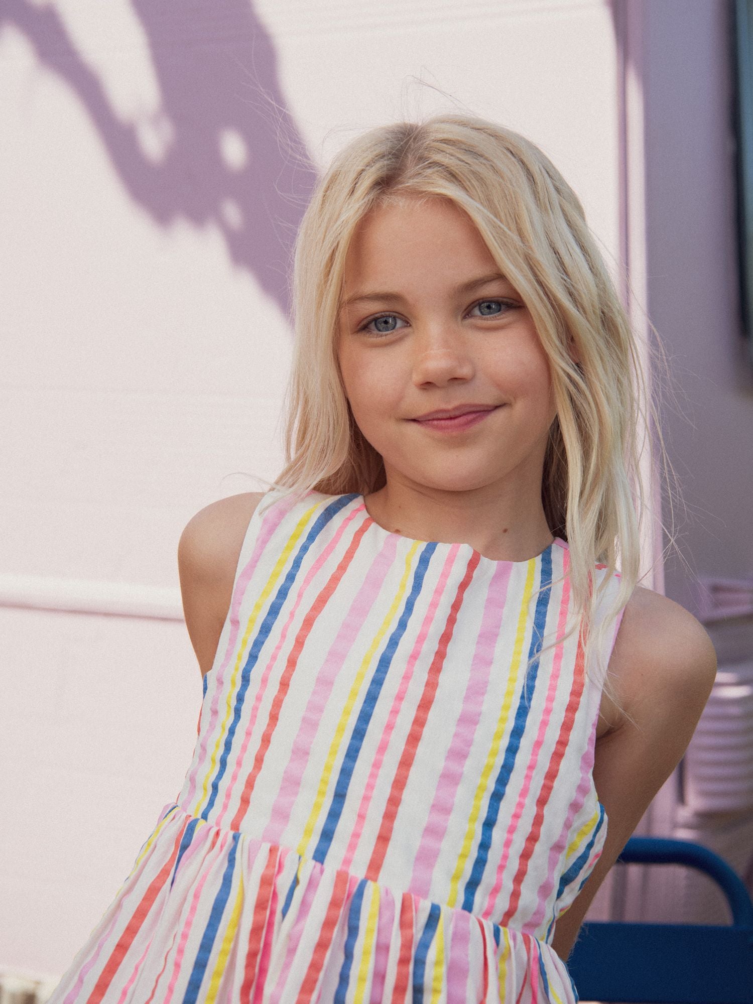 Ecrufarbene Kleid mit bunten Streifen für Mädchen