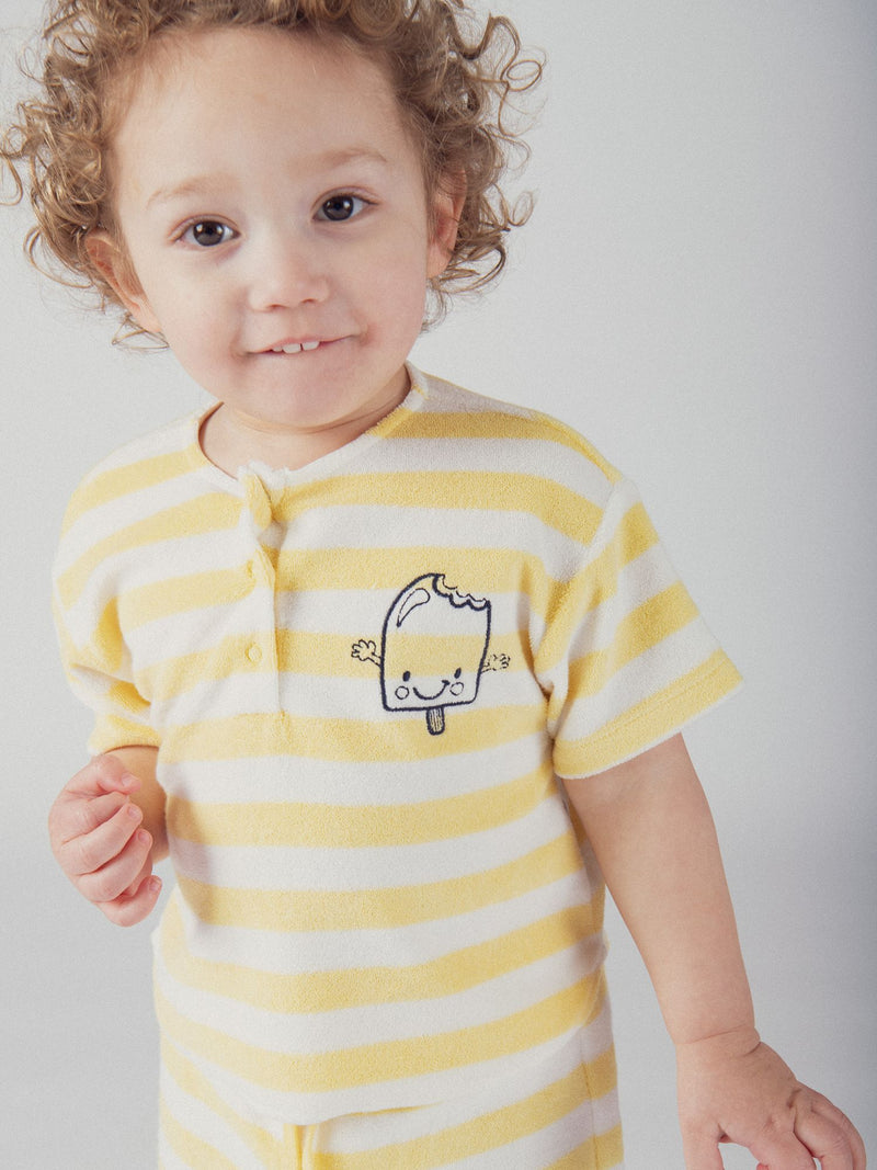 Gestreiftes T-Shirt- und Shorts-Set in Gelb für Jungen