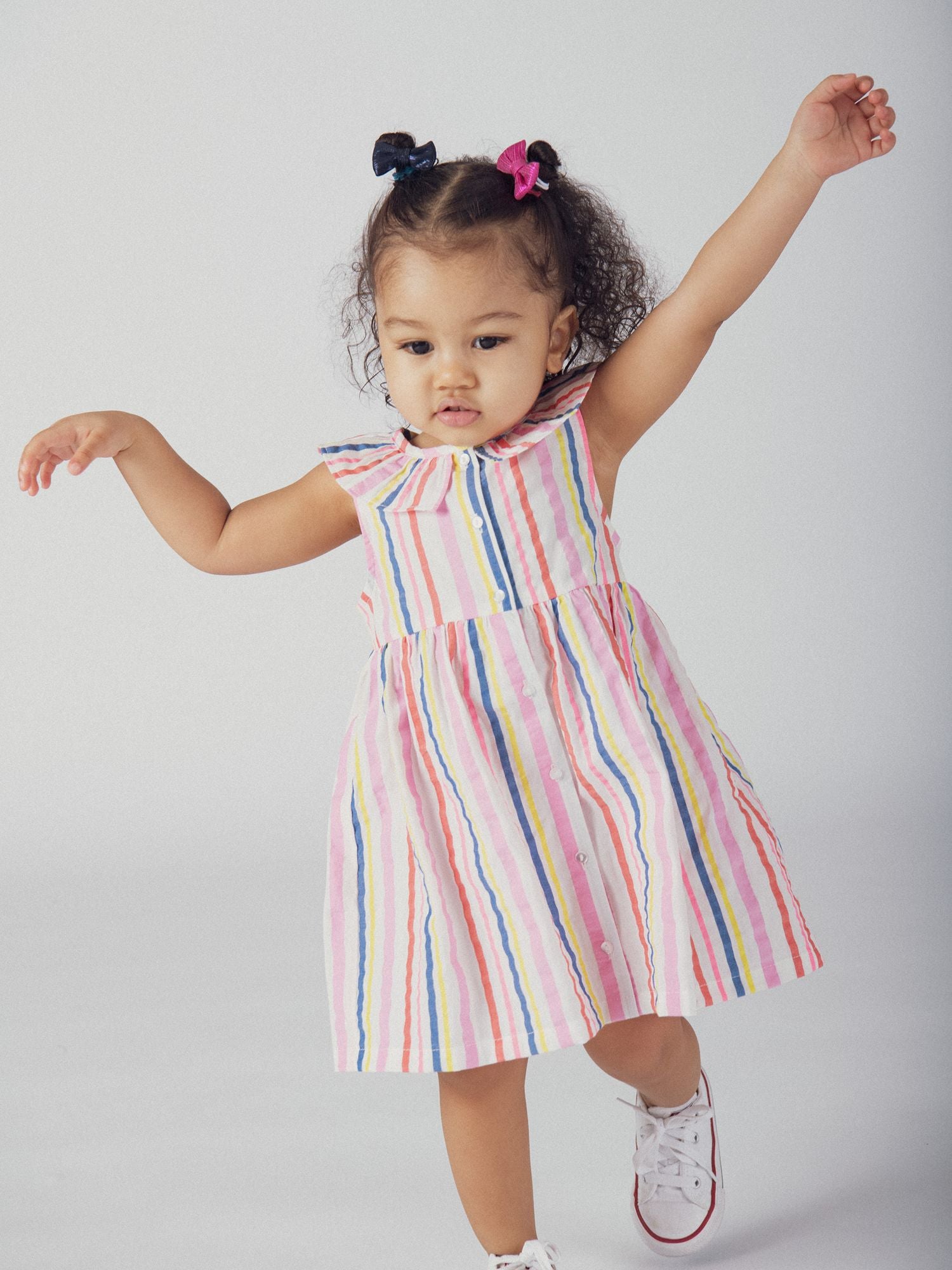 Robe à rayures multicolores et col volanté pour bébé fille