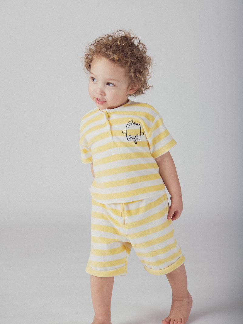 Gestreiftes T-Shirt- und Shorts-Set in Gelb für Jungen