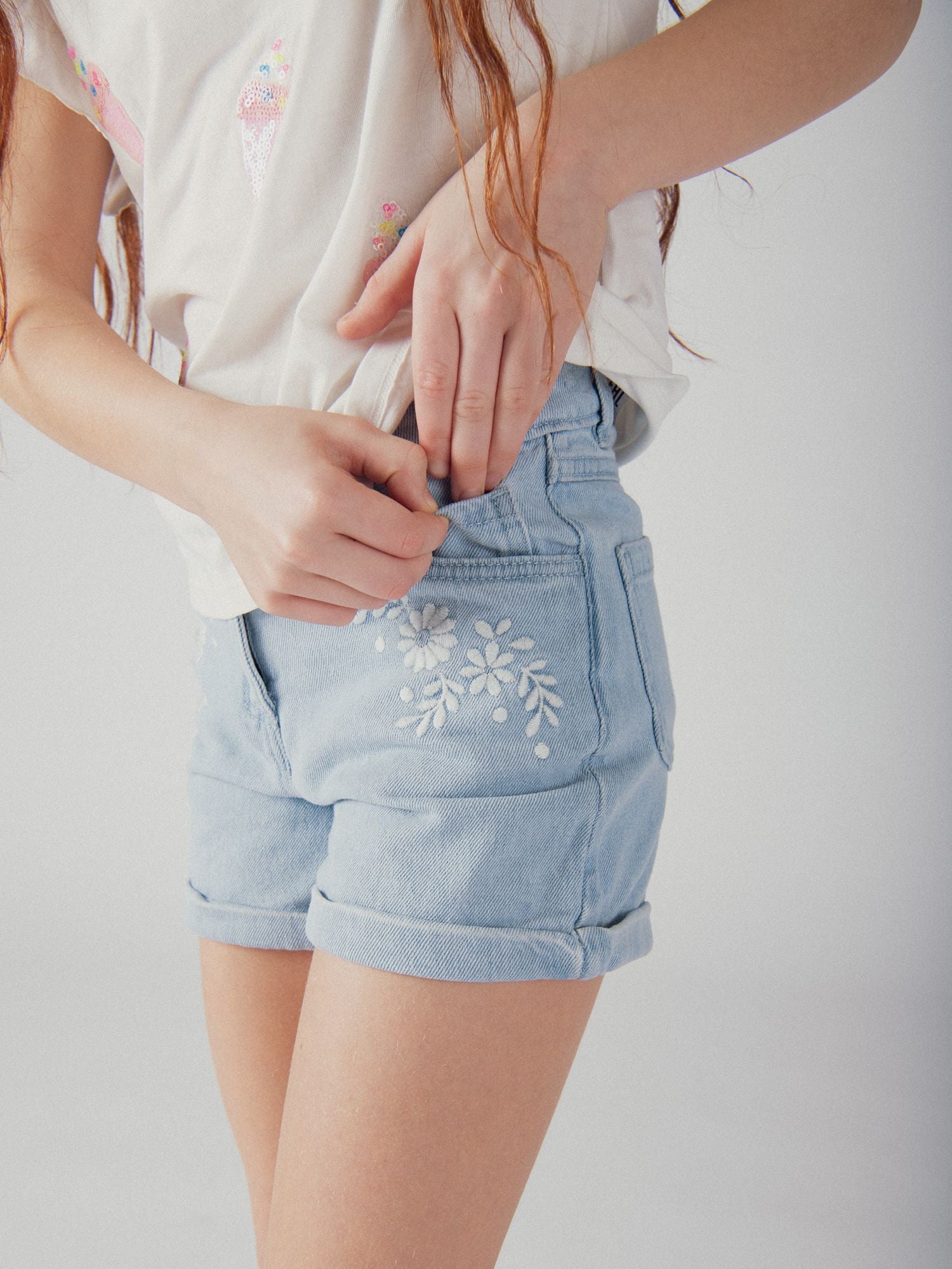 Blaue Denim-Shorts mit floralem Stickerei für Mädchen