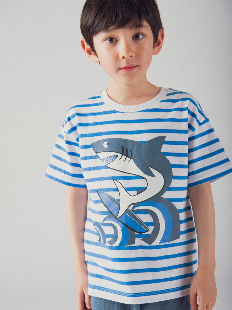 Weißes T-Shirt mit blauen Streifen und Hai-Animation für Jungen