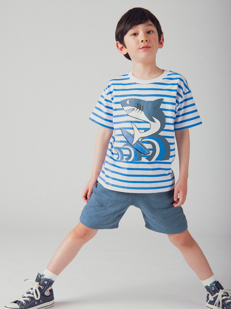 Weißes T-Shirt mit blauen Streifen und Hai-Animation für Jungen