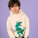 Cremeweißer Kapuzenpullover mit Dinosaurier-Muster