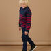 Nachtblauer Pullover mit roten Streifen