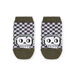 Socken mit Schachbrettmuster und Totenkopfaufdruck