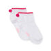 Kind Mädchen weiße Socken mit rosa Bommeln